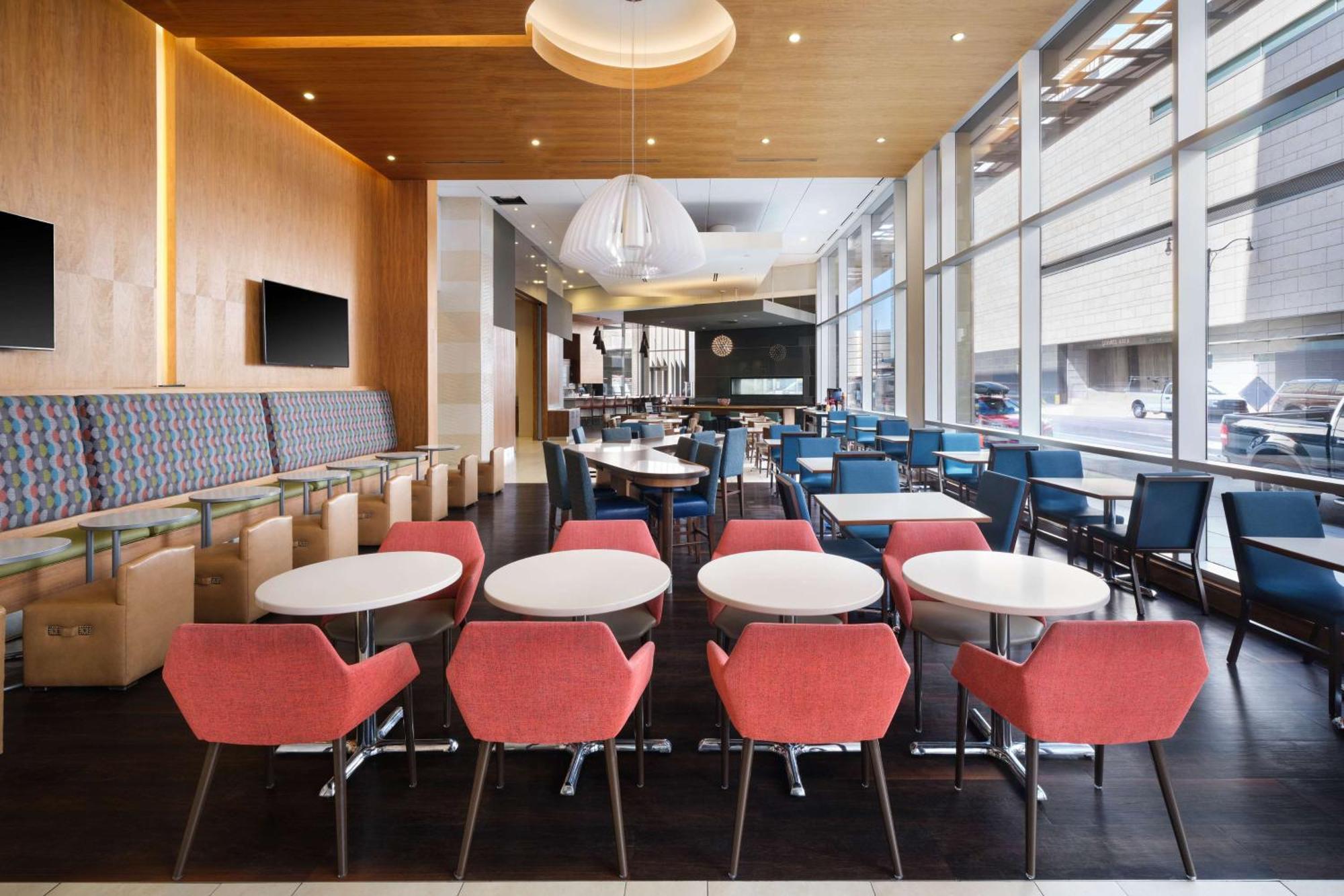 Hampton & Downtown Convention Center Hotel